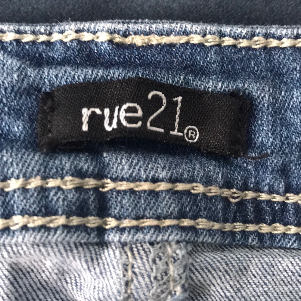 💥SALE💥 🔴2/$10 Rue21 Floral Embroidered Mid Rise Shorts - Picture 4 of 7